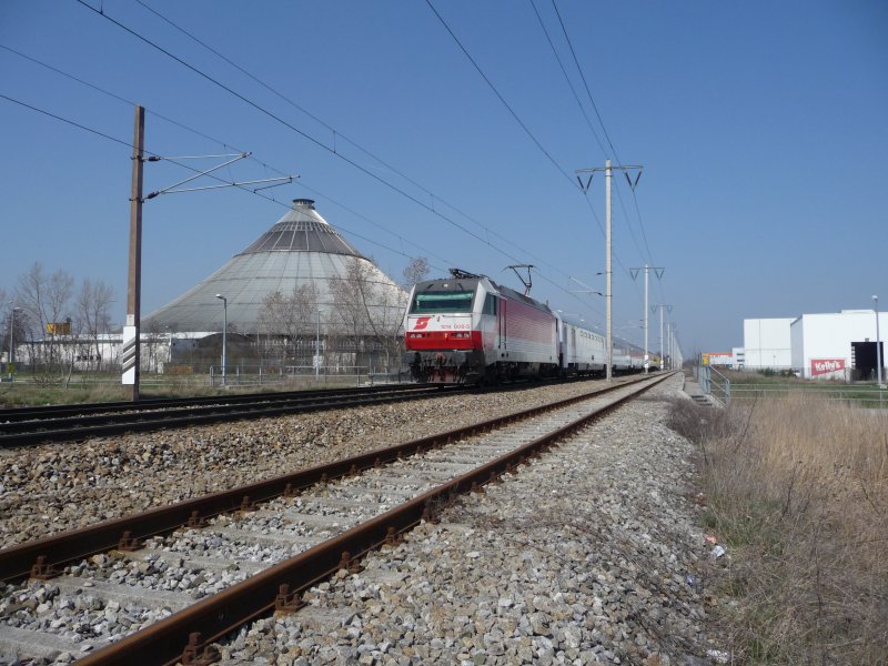 Einen Polnischen Personenzug zieht die 1014 008-5 in Richtung Breitenleer Strae. (02.04.09)