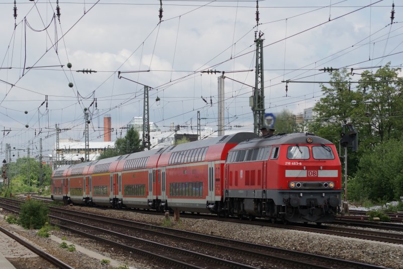Einen schnen Sound hatte die 218 463-8 mit ihrem RE, als sie am bekannten Heimeranplatz vorbei rauschte