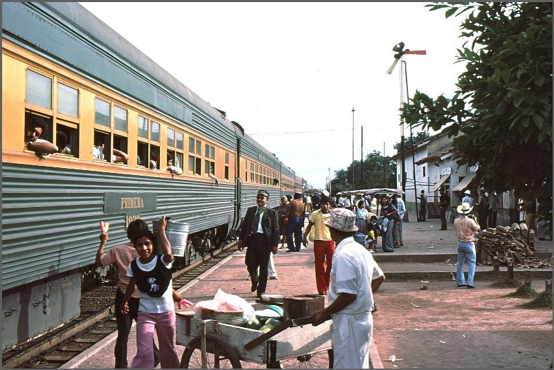 Einen Speisewagen gab es im Nachtschnellzug nach Mexicali meines Wissens nicht. Die Verpflegung erfolgte durch fliegende Hndler an den Zwischenstationen, wie hier in Tepic. (Archiv 02/77)