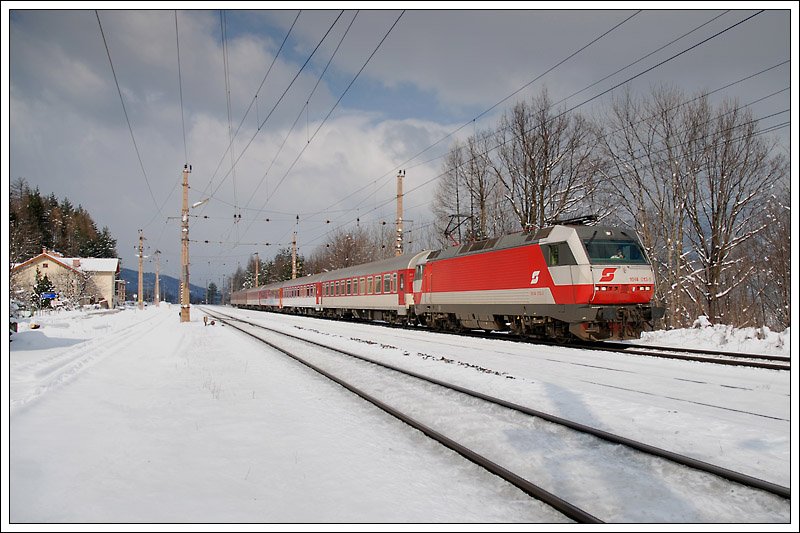 Einen Tag nach Frhlingsbeginn war der  Zauberberg , so wird der Semmering nicht nur von Eisenbahnhobbyfotografen gerne genannt, herrlich schn verschneit. Ein zustzlicher Anreiz fr einen Ausflug war, dass der Erlebniszug Wiener Alpen nur noch dieses und nchstes Wochenende verkehrt. Die Aufnahme zeigt 1014 013 mit dem EZ 1953  Wiener Alpen  von Bratislava-Petrzalka nach Mrzzuschlag bei der Durchfahrt in Eichberg. Leider sah man durch den Nebel gestern am Vormittag im Hintergrund die Rax nicht.
