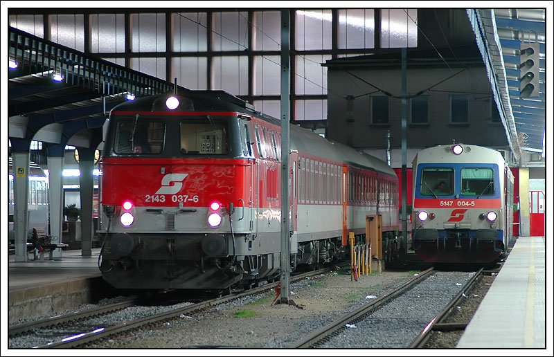 Einen Tag vor dem Fahrplanwechsel am 9.12.2007, bespannte zum letzten Mal eine Maschine der Reihe 2143 den ER 2536  Marchfeldwiesel  von Wien nach Bratislava. Die Aufnahme vom 8.12.2007 zeigt den Zug kurz vor der Abfahrt in Wien Sdbahnhof Ostseite. 