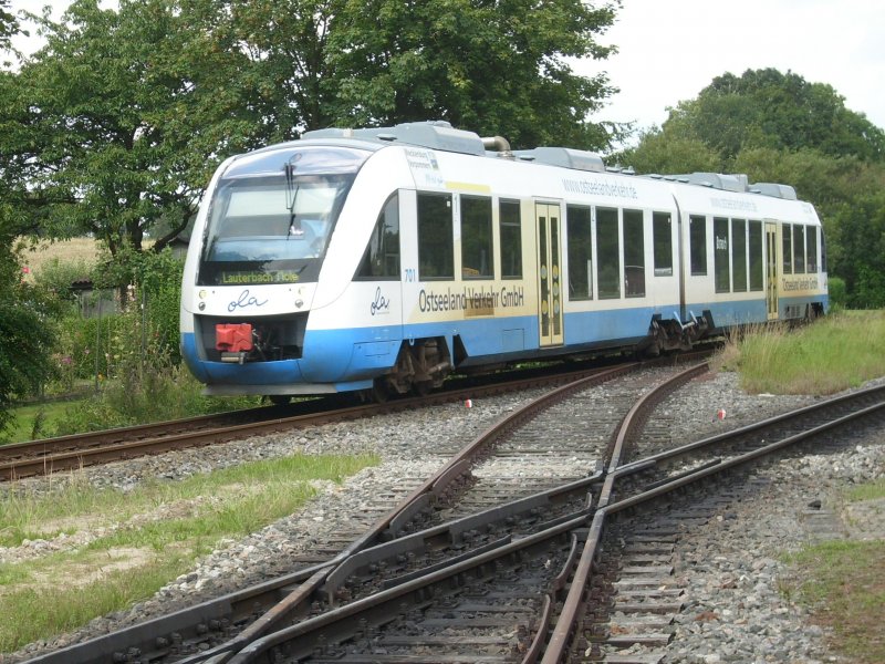 Einen Tag zuvor am 17.August 2009 erwischte ich den Stammtriebwagen 701 noch bei der Einfahrt in den Bahnhof Putbus.Im Vordergrund die Normal/Schmalspurbahnkreuzung.