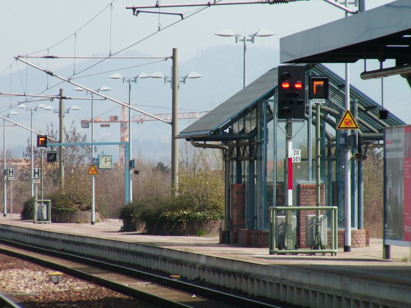 Einen Teilbereich des Bahnhofs Achern am 2. April 2009. Zwei neue Signale gibt es am Bahnsteig von Gleis 1. Wei jemand, was die Symbolik bedeutet?