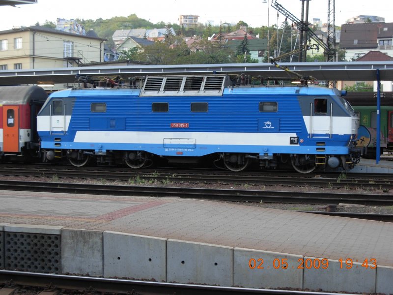 Einen beraus gepflegten Eindruck hinterlassen die Lokomotiven der Baureihe 350 der Slowakischen Eisenbahnen. 350 015-4 war am 2.5.2009 auf dem Hauptbahnhof von Bratislava (Hlavna Stanica) zu sehen.