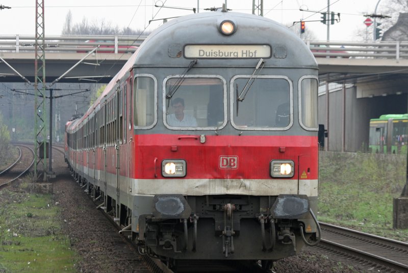Einen verbeulten Karlsruher schob 111 009-7 auf dem RE5 Verstrker am 07.04.2009 in Oberhausen Sterkrade