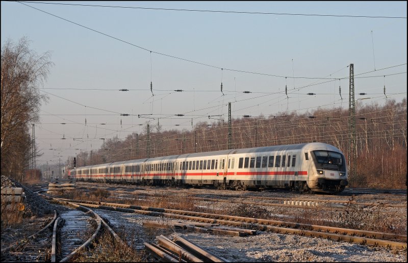 Einen weiten Laufweg hat der IC 2310  NORDFRIESLAND  von Frankfurt(Main)Hbf nach Westerland(Sylt) vor sich. Hier bei Bochum-Ehrenfeld wird er von der Morgensonne und den Fotografen in Empfang genommen. Mit 11 Reisezugwagen gehrt der Zug zu den lngesten IC´s der Bahn. (30.12.2008)



