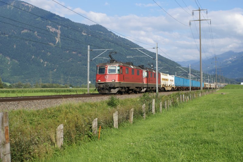 Einen der wenigen Gterzge, die am 28.7.09 unterwegs waren, konnte ich in Bilten ablichten. Zugloks waren die Re 4/4 II 11297 und die Re 4/4 II 11263.