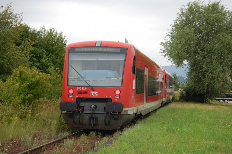 Einen der wenigen Triebwagen der BR 650, der eine UIC-Nummer trgt und seiner Kontrollziffer beraubt wurde ist 650 121-7. Am 24.6.2009 konnte ich den Exot auf der Teckbahn in Dettingen ablichten. Gre auch an die netten Tfs, danke fr Lichthupe und den schnen Pfiff!