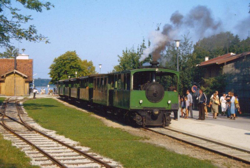 Einen Zug der Chiemseebahn im Bahnhof Prien Stock in 1982