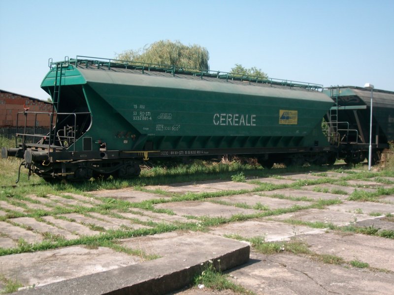 Einer von den 22 Getreidewagen die hier in Bad Langensalza Ost entladen(Durum-Weizen) und beladen(E-Weizen) werden.Dies ist ein rum�nischer Getreidewagen.