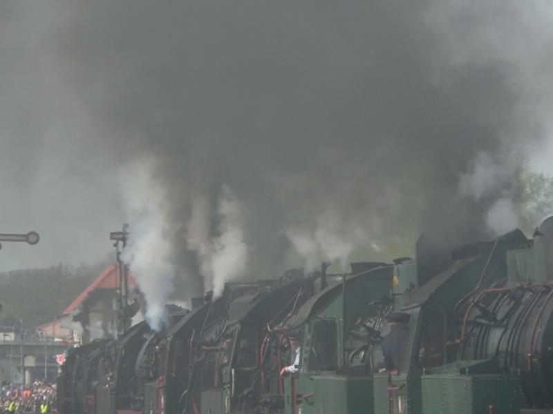 Einer der 35 zulssigen Feinstaub-Tage wird in Wolsztyn sicher immer erreicht. 30.4.2005, Dampflokparade Wolsztyn.