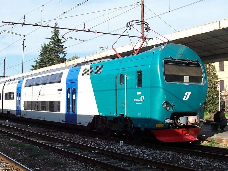 Einer der beiden Endwagen vom Triebzug Ale 506-007 ( Treno 07 ) am 14.11.2006 in Gallarate. Die vier Wagen haben unterschiedliche Baureihen-Nummern, die laufenden Nummern sind gleich, in diesen Fall 007. Die Zge fuhren dort nur die Linie Mailand - Varese.