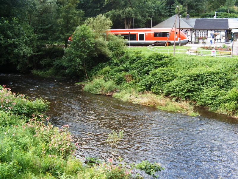 Einer der beiden Triebwagen der Baureihe 641 der Schwarzatalbahn h�lt am Haltepunkt Obstfelderschmiede (Th�ringen).