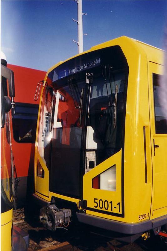 Einer der beiden Vorserien-H-Zge mit der Nummer 5001 auf der Innotrans 1996. Wohl nach auch gut 10 Jahren ist das Ziel der Zugzielanzeige noch Zukunfstmusik.