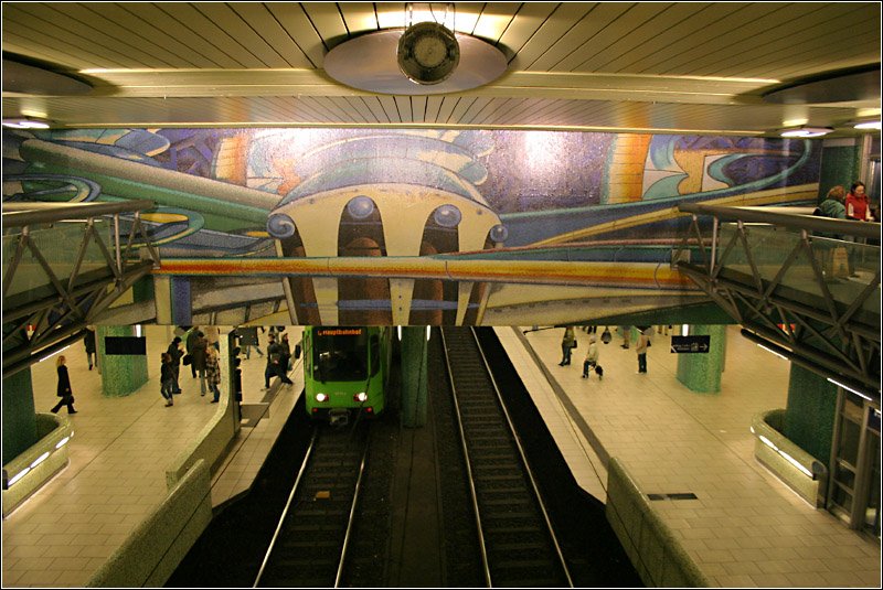 Einer der beindruckensten U-Bahnhöfe -

... in Deutschland ist die Station Kröpcke in der Innenstadt von Hannover. Hier kreuzen 10 Stadtbahnlinen in drei Bahnsteighallen. Hier blickt man von der Ebene -1 auf die Bahnsteige der B-Strecke (Linien 1, 2 und 8). Dieser Stationsteil wurde 1979 in Betrieb genommen. 

03.11.2006 (M)