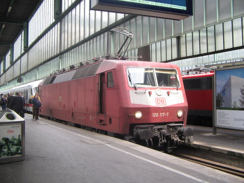 Einer de letzten orientroten Loks der Baureihe 120 konnte ich in Stuttgart vor einem IC auf den Chip brennen (1. August)