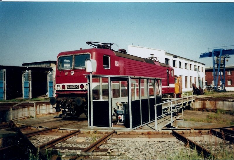 Einer der drei Lokschuppen im Bw Stralsund wurde fr E-Loks genutzt.Hier wird 143 848 in einem stromlosen Lokstand am Schuppen 3 gedreht.Aufnahme vom Sommer 1999.