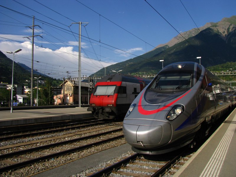 Einer der ersten ETR 610 im Planeinsatz hier als CIS 40 Milano-Genve in Brig. Im Hintergrund ein IC nach Romanshorn. Wer von den beiden lngerfristig die Nase vorn hat, das wird sich zeigen. Dem CIS II wre es aber durchaus zu gnnen, dass der erfolgreicher wird als sein Vorgnger. (27.Juli 2009)