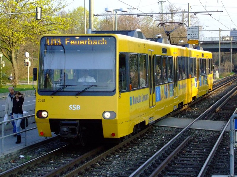 Einer der Ersten Gattung gebauten DT-8.4 (1986 gebaut), verlsst die Haltestelle Kienbachstrasse als U13 nach Feuerbach 10/2007