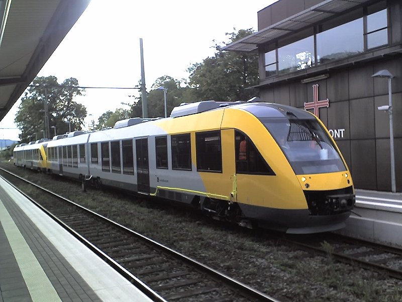 Einer der ersten von insgesamt 27 bestellten Coradia LINT41 der dnischen Lokalbanen A/S auf Testfahrt im Weserbergland. Aufgenommen mit dem Photohandy am 28.09.2006 im Bahnhof Bad Pyrmont.