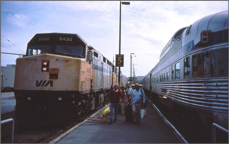 Einer Grossstadt wie Halifax unwrdig ist der Empfang des  Ocean  Nachtzuges aus Montreal mit F40PH-2 6430 und6431, die auch nicht mehr den besten Eindruck hinterlassen. Dafr war die Fahrt umso eindrcklicher von Qubec ber Moncton hierher.
Die halbe Stunde Versptung war die Folge einer Kollision mit einem Moose (Rentier). (Archiv 10/1998)