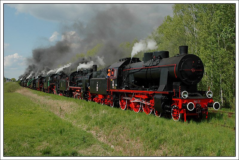 Einer der Hhepunkte der Dampflokparade in Wolsztyn am 3.5.2008 – der 16er Lokzug zum Abschluss der Parade, welcher von Ok22-31 angefhrt wurde. Die Baureihe Ok22 ist der Nachbau von der preuischen P8. Deswegen drug Ok22-31 whrend des Zweiten Weltkrieges bei der DRG die Bezeichnung 38 4536. Sie gehrt dem Eisenbahnmuseum in Warschau und ist seit Juli 1987 in Wolsztyn stationiert.