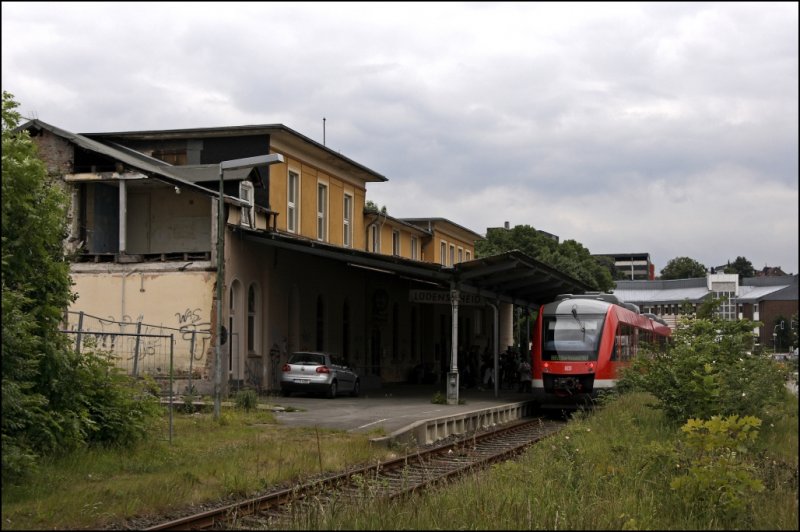 Einer der letzten 648er hat die Endstation Ldenscheid erreicht. Am 08.06.2009 werden die Zge am  neuen  Bahnsteig gegenber des Gleises abfahren. Die Abbrucharbeiten drften in den nchsten Wochen beginnen...