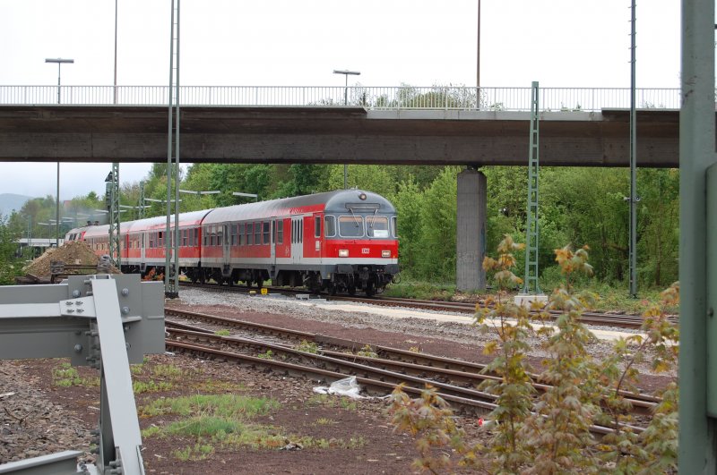 Einer der letzten seines Standes! Ein Karlsruher Steuerwagen mit Faltenbalg f�hrt am 29.4.2009 als RB nach Wendlingen aus dem Bahnhof von Kirchheim/Teck aus. Auf dem wei�en Schildchen im F�hrerstand steht  Wendlingen - Oberlenningen . So ein Schildchen ist normalerweise nur an den Wagenenden in einem  Schaukasten  angebracht.
