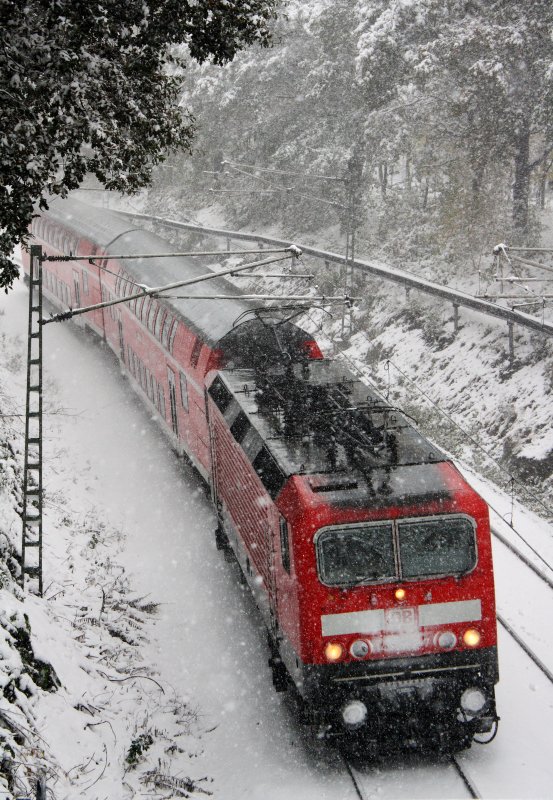 Einer der letzten Zge an diesem schneereichen Tag war RB 17323, Zwickau-Dresden, welche sich hier nur noch kurz von dem Halt in Freiberg entfernt befindet. 10.09.09