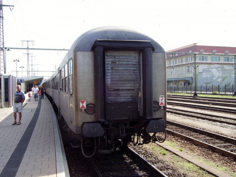 Einer von mehreren original Silberlingen, eingehreiht im Sonderzug Zrich - Mannheim beim Aufenthalt in Singen(Htw).