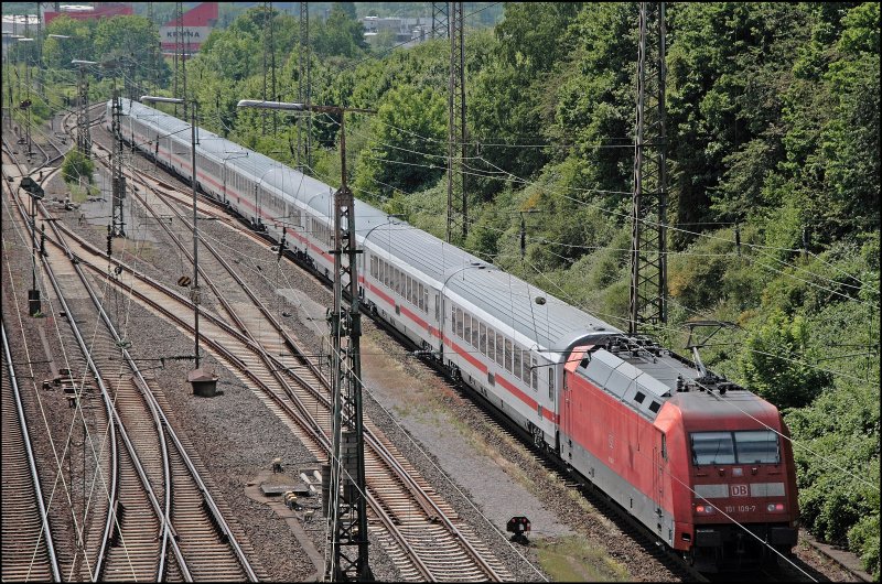 Einer meiner Lieblings-InterCity ist der InterCity 2028 von Passau nach Hamburg-Altona. Am 22.05.2008 schiebt die 101 109 den Zug am Rangierbahnhof Hagen-Vorhalle vorbei Richtung Elbmetropole.