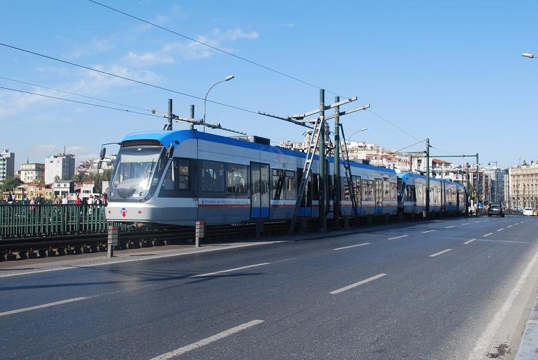 Einer der modernen Straenbahnwagen Istanbuls berquert am 24.09.09 die Klappbrcke nahe der Station Karaky. Man beachte die aufwndige Konstruktion der Oberleitung im Klappbereich.