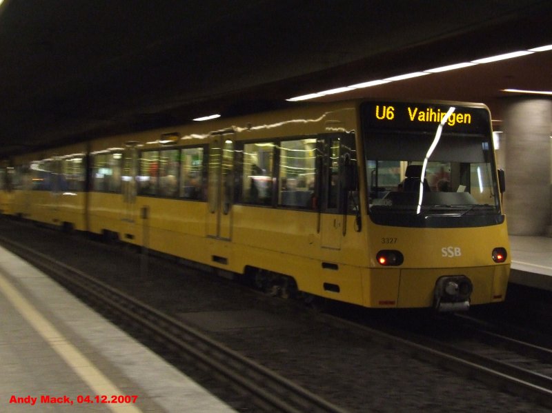 Einer der neuen Stuttgarter Stadtbahnwagen (Nr.3327) verlsst die Haltestelle Charlottenplatz am 04.12.2007