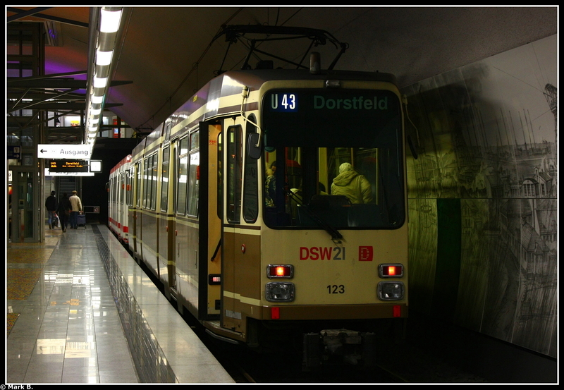 Einer der noch wenigen vorhandenen N-Wagen in alter Lackierung. Aufgenommen in der Haltestelle Unionstrae.
