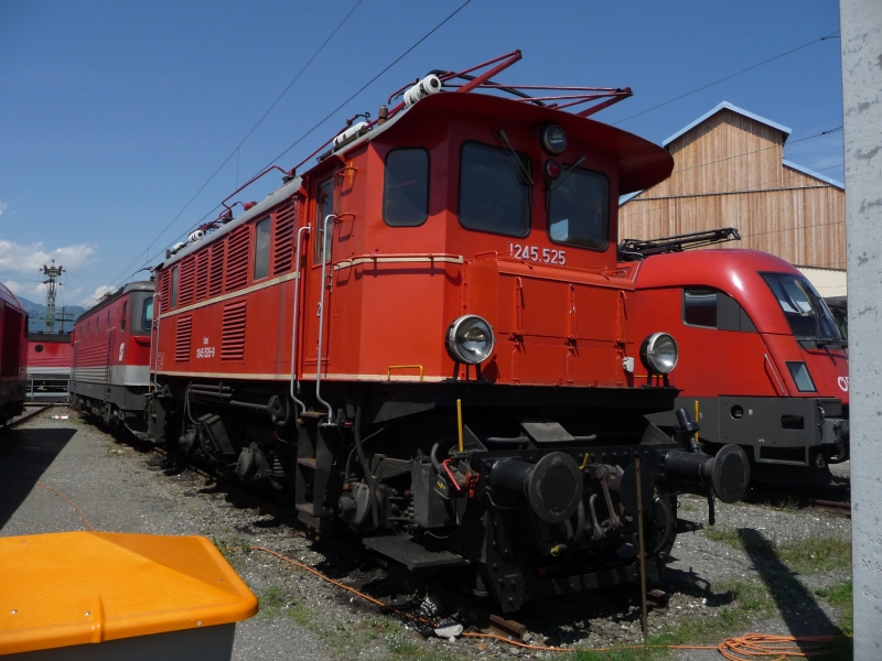 Einer Nostalgielok, wie dieser 1245, kann es kaum besser gehen, denn die 1245.525 in Knittelfeld befindet sich im Top-Zustand. (22.07.09)