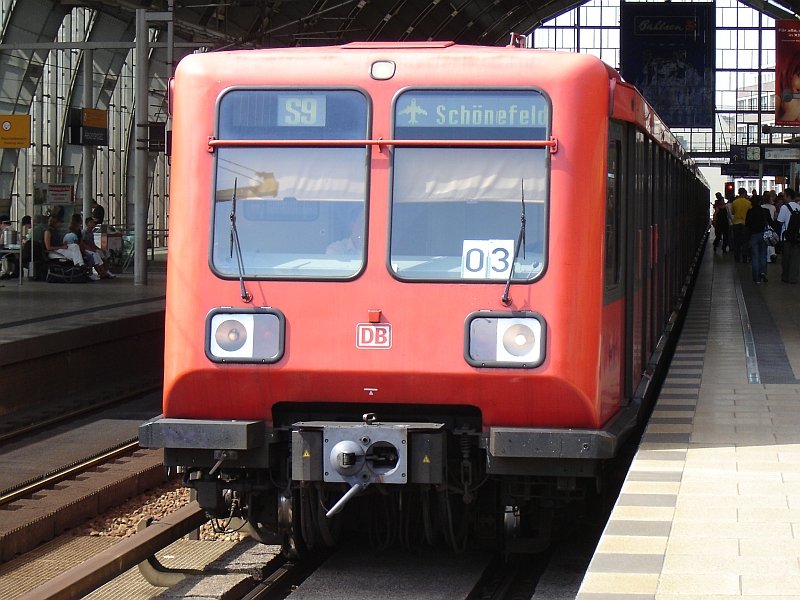 Einer der schnsten Baureihen der Berliner S Bahn die 485. Hier gerade mit der S9 in Richtung Schnefeld Flughafen.

Berlin Alexanderplatz, 16.08.2006