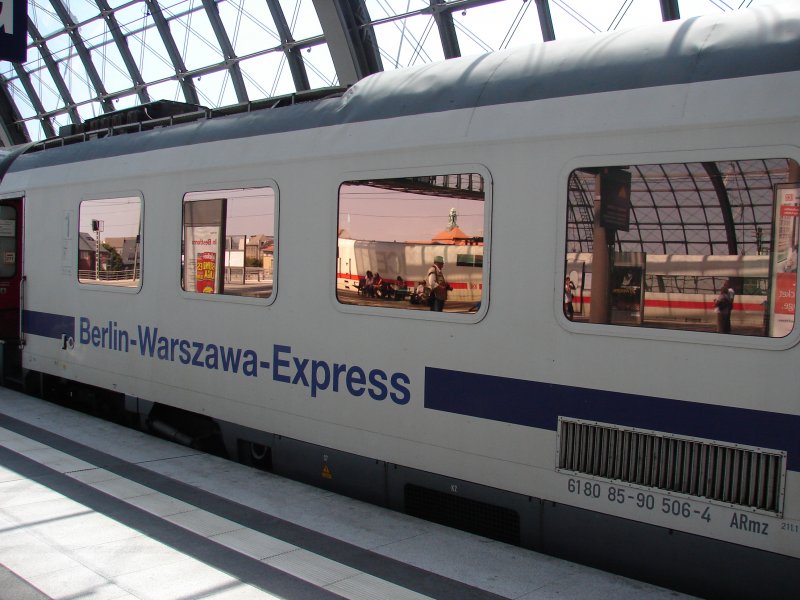 Einer der schnsten EuroCity Wagen die in Deutschland fahren. Hier der EuroCity 45 nach Warszawa Wschodnia im Bahnhof berlin Hbf. In der Scheibe spiegelt sich der ICE 279 nach interlaken Ost. Aufgenommen am 05.08.07 