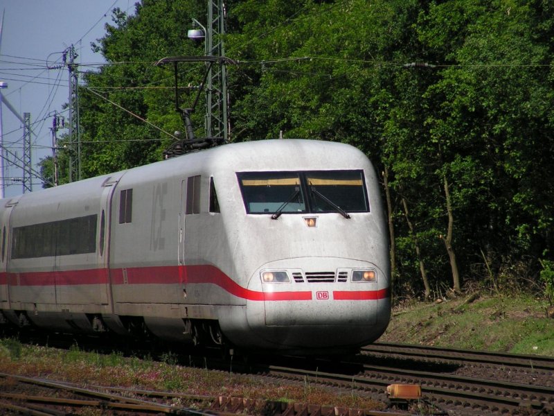 Einer der Umleiter-ICEs Hamburg-Hannover am Nachmittag des 23.5.07 auf der KBS 380 in Eystrup.