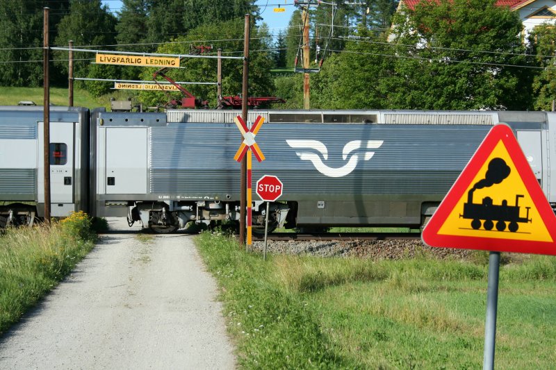 Einer von vielen unbeschrankten Bahnbergngen in der Umgebung von Torpshammar. X2000 auf dem Weg nach Sundsvall am 28.7.2008.
Ein Signal wird nur bei einem Gterzug gegeben, oder man fhrt zu forsch an den bergang heran.