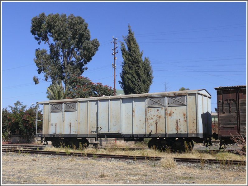 Einer der vielen vierachsigen Gterwagen der eritreischen Eisenbahn. Diese Wagen werden auch den Passagierzgen mitgegeben zum Transport von Feuerholz und Kohle fr die Dampfloks, sowie Werkzeug. In unserem Fall waren das zwei Hebewinden im Fall allflliger Entgleisungen. Nichts ist passiert. (28.10.2008)