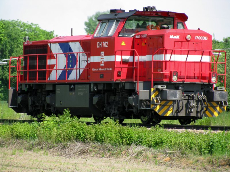 Einer der Vielzahl fahrenden Diesselloks der HGK.
Hier die DH 702 MAK 1700 BB vor einer der l Raffenerien in Ingolstadt am 
18.06.2008