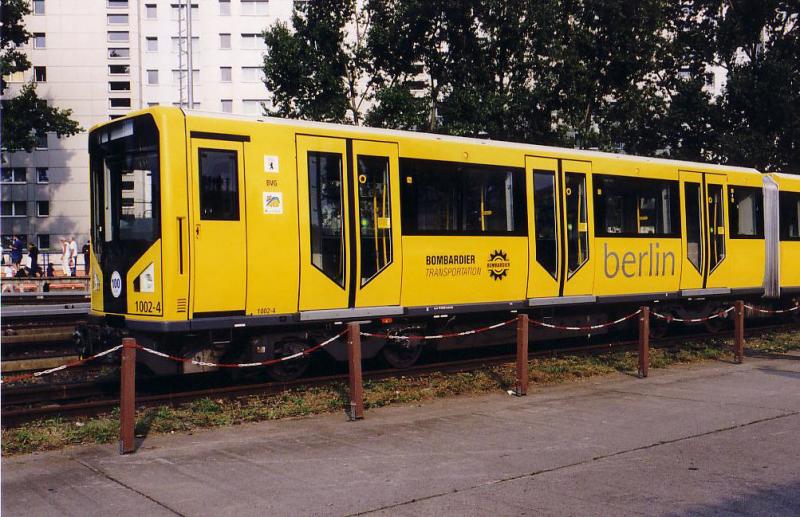 Einer der vier Kleinprofilvorserienzge vom Typ Hk. Hier mit der Nummer 1002 in Berlin-Friedrichsfelde 2002.