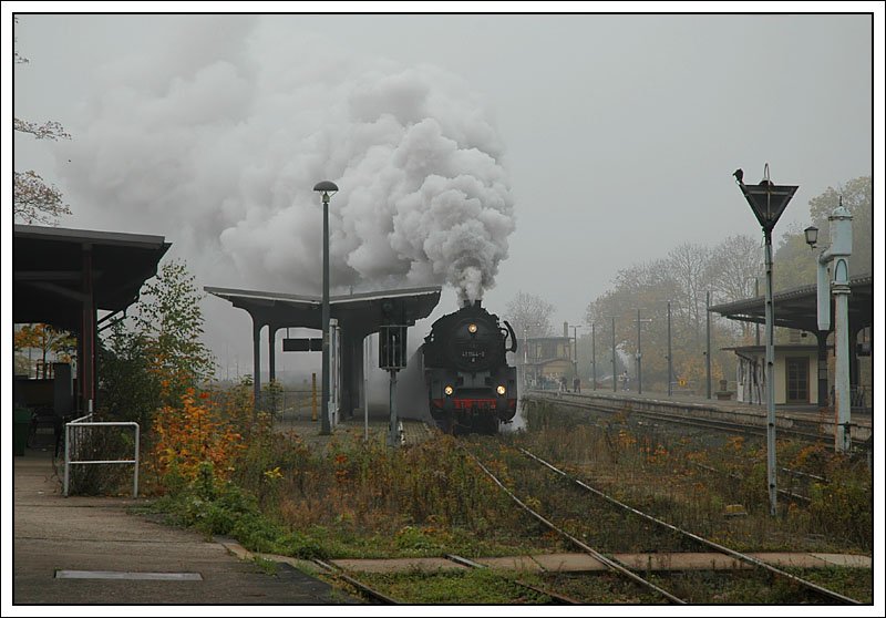 Einer der wenigen Fotozge beim Plandampf im Werratal. 41 1144 bei der Ausfahrt aus Bad Salzungen am 11.10.2007. Zielbahnhof: Meiningen.