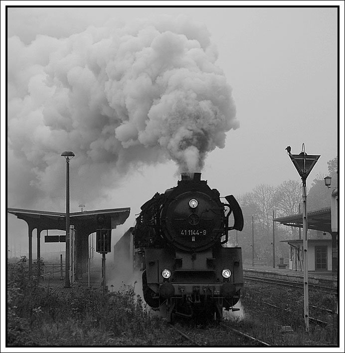 Einer der wenigen Fotozge beim Plandampf im Werratal. 41 1144 bei der Ausfahrt aus Bad Salzungen am 11.10.2007. Zielbahnhof: Meiningen.