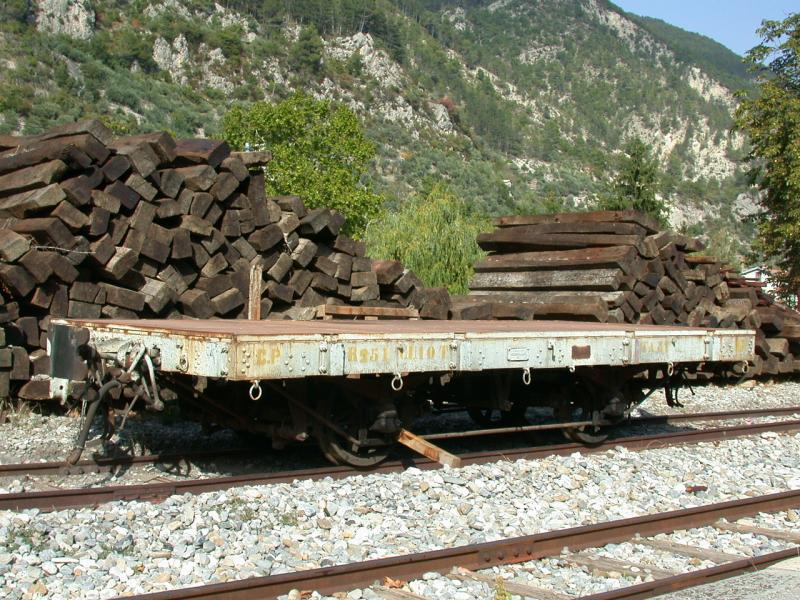 Einer der wenigen Gterwagen der den Niedergang des Gterverkehrs berstanden hat ist der R251 im Bahnhof Entrevaux. Sollte der Mistral mal etwas strker durch das Tal des Var blasen, sichert ein simpler Holzpflock den Wagen vor dem Wegrollen.(05.10.2004)