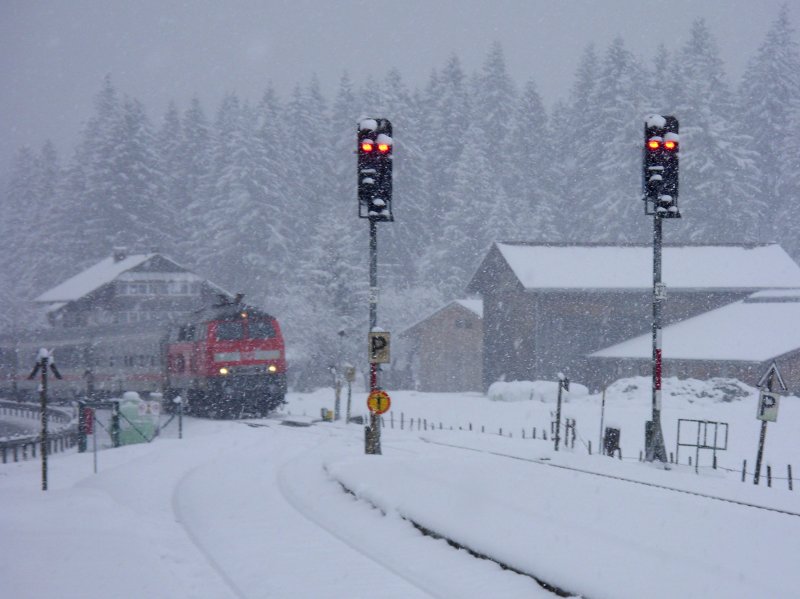 Einer der wenigen InterCity Zge, die am Tag nach Oberstdorf fahren, am 08.02.2009 in Langenwang bei heftigem Schneefall.