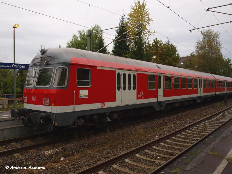 Einer der wenigen noch original Karlsruher Silberling-Steuerwagen mit Faltbalg verkehrte heute auf der Teckbahn mit 218 194, hier in Kirchheim untre Teck - tlingen. (05.10.2009)