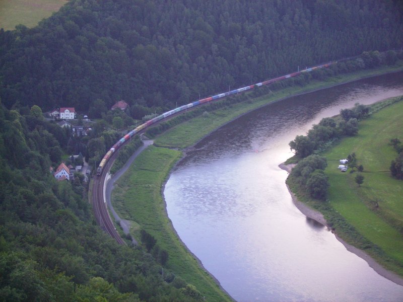Einer der Zahlreichen G�terz�ge im Elbtal. Hier ein Containerzug am 23.06.2007 in Richtung Tschechien. Gezogen hat eine Lok der Baureihe 180.