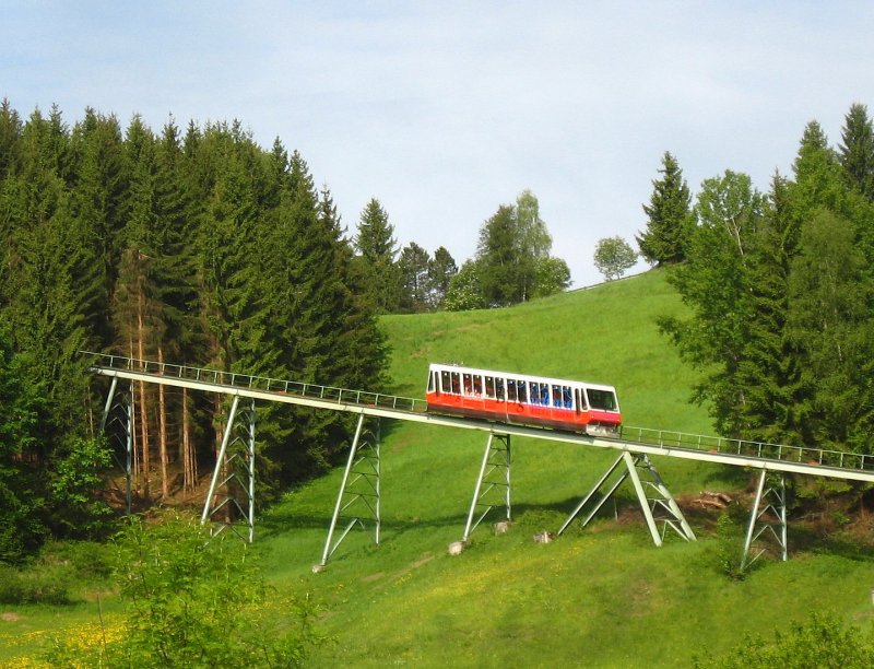 Einer der zwei Wagen der Hartkaiserbahn bei Kurz hinter der Talstation in Ellmau am 23.5.08