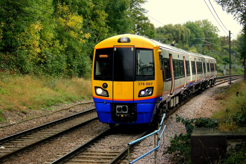 Einer der Zweisystem-Zge der Class 378/0 von London Overground, 378 007, nhert sich im Oberleitungsbetrieb der Haltestelle Hampstead Heath.
